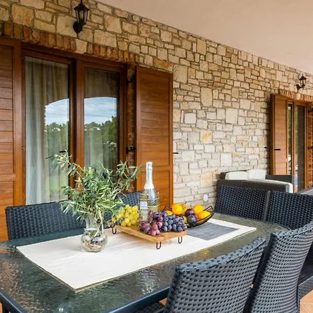 Wish Mit Beheiztem Pool By Interhome Feriehus Svetvinčenat