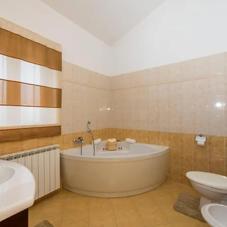 Vikendica Wish Mit Beheiztem Pool By Interhome